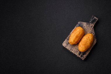 Lezzetli tavuk Kiev veya tuzlu, baharatlı ve çimento kaplı patates pirzolası.