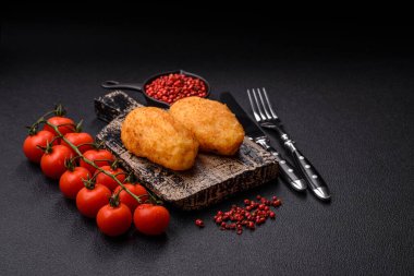Lezzetli tavuk Kiev veya tuzlu, baharatlı ve çimento kaplı patates pirzolası.