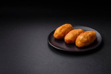 Lezzetli tavuk Kiev veya tuzlu, baharatlı ve çimento kaplı patates pirzolası.