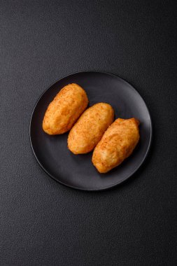 Lezzetli tavuk Kiev veya tuzlu, baharatlı ve çimento kaplı patates pirzolası.