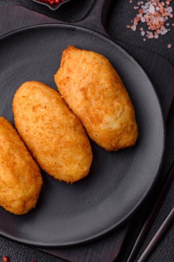 Lezzetli tavuk Kiev veya tuzlu, baharatlı ve çimento kaplı patates pirzolası.