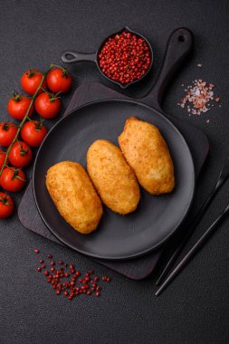 Lezzetli tavuk Kiev veya tuzlu, baharatlı ve çimento kaplı patates pirzolası.