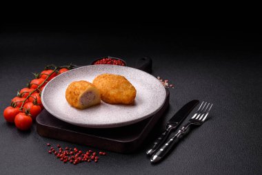 Lezzetli tavuk Kiev veya tuzlu, baharatlı ve çimento kaplı patates pirzolası.