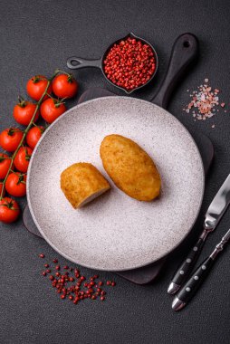 Lezzetli tavuk Kiev veya tuzlu, baharatlı ve çimento kaplı patates pirzolası.