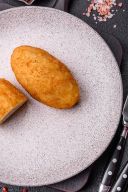 Lezzetli tavuk Kiev veya tuzlu, baharatlı ve çimento kaplı patates pirzolası.