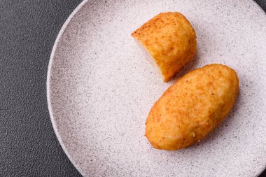 Lezzetli tavuk Kiev veya tuzlu, baharatlı ve çimento kaplı patates pirzolası.