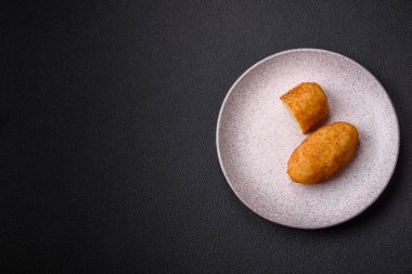 Lezzetli tavuk Kiev veya tuzlu, baharatlı ve çimento kaplı patates pirzolası.