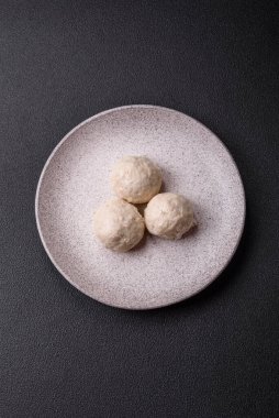 Lezzetli sağlıklı buğulanmış tavuk pirzolası ya da kıymalı köfte. Diyet yemek.