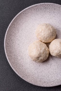 Lezzetli sağlıklı buğulanmış tavuk pirzolası ya da kıymalı köfte. Diyet yemek.