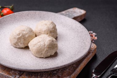 Lezzetli sağlıklı buğulanmış tavuk pirzolası ya da kıymalı köfte. Diyet yemek.