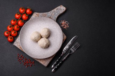 Lezzetli sağlıklı buğulanmış tavuk pirzolası ya da kıymalı köfte. Diyet yemek.