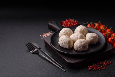 Lezzetli sağlıklı buğulanmış tavuk pirzolası ya da kıymalı köfte. Diyet yemek.