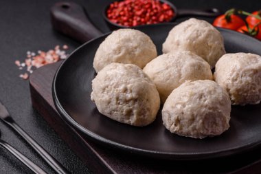 Lezzetli sağlıklı buğulanmış tavuk pirzolası ya da kıymalı köfte. Diyet yemek.
