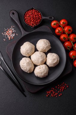 Lezzetli sağlıklı buğulanmış tavuk pirzolası ya da kıymalı köfte. Diyet yemek.