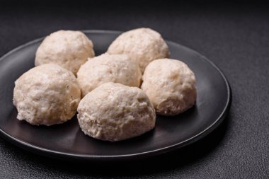 Lezzetli sağlıklı buğulanmış tavuk pirzolası ya da kıymalı köfte. Diyet yemek.