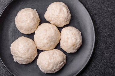 Lezzetli sağlıklı buğulanmış tavuk pirzolası ya da kıymalı köfte. Diyet yemek.