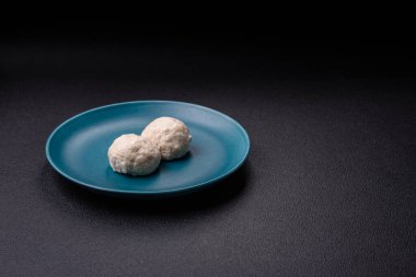 Lezzetli sağlıklı buğulanmış tavuk pirzolası ya da kıymalı köfte. Diyet yemek.