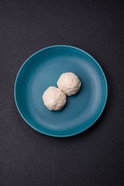 Lezzetli sağlıklı buğulanmış tavuk pirzolası ya da kıymalı köfte. Diyet yemek.