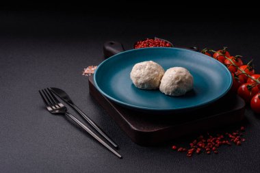 Lezzetli sağlıklı buğulanmış tavuk pirzolası ya da kıymalı köfte. Diyet yemek.