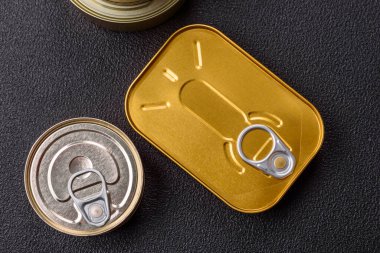 Konserve konserveli metal kutu ya da koyu beton arka planda açmak için anahtarı olan balık.