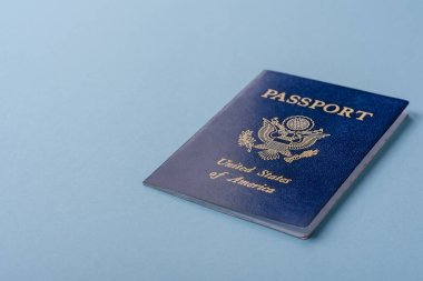 Amerika Birleşik Devletleri pasaportu, uçak biletleri ve mavi arka planda para. Turizm ve seyahat teması üzerine kavramsal arka plan