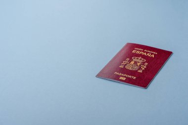 Mavi arka planda bir İspanyol vatandaşının uluslararası pasaportu.