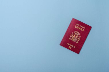 Mavi arka planda bir İspanyol vatandaşının uluslararası pasaportu.