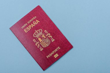 Mavi arka planda bir İspanyol vatandaşının uluslararası pasaportu.