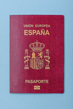 Mavi arka planda bir İspanyol vatandaşının uluslararası pasaportu.