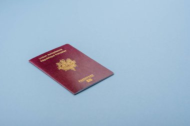 Mavi arka planda Fransa Cumhuriyeti pasaportu. Turizm ve seyahat teması üzerine kavramsal arka plan