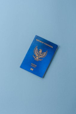 Mavi arka planda Endonezya vatandaşının uluslararası pasaportu