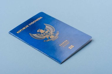 Mavi arka planda Endonezya vatandaşının uluslararası pasaportu
