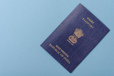 Mavi arka planda Hindistan vatandaşının uluslararası pasaportu.