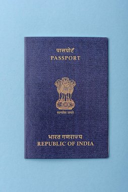 Mavi arka planda Hindistan vatandaşının uluslararası pasaportu.