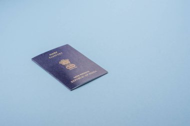 Mavi arka planda Hindistan vatandaşının uluslararası pasaportu.