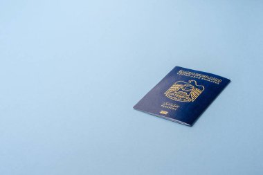Mavi arka planda Birleşik Arap Emirlikleri vatandaşının uluslararası pasaportu.