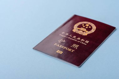 Mavi arka planda bir Çin vatandaşının uluslararası pasaportu.