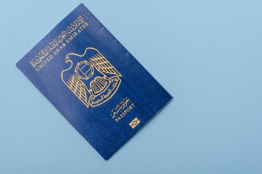 Mavi arka planda Birleşik Arap Emirlikleri vatandaşının uluslararası pasaportu.