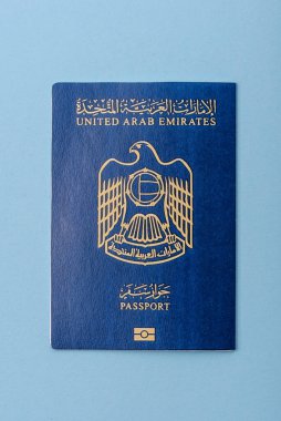 Mavi arka planda Birleşik Arap Emirlikleri vatandaşının uluslararası pasaportu.