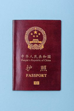 Mavi arka planda bir Çin vatandaşının uluslararası pasaportu.