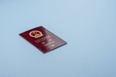 Mavi arka planda bir Çin vatandaşının uluslararası pasaportu.