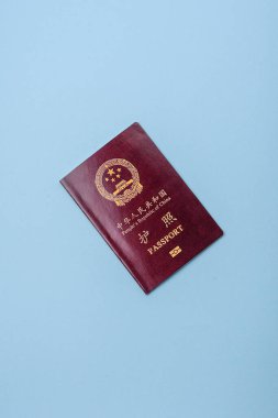 Mavi arka planda bir Çin vatandaşının uluslararası pasaportu.