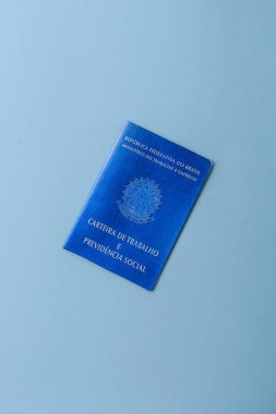 Mavi arka planda bir Brezilya vatandaşının uluslararası pasaportu.