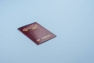 Mavi arka planda İran vatandaşının uluslararası pasaportu
