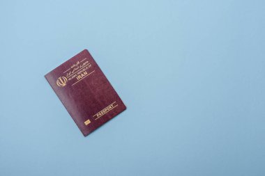 Mavi arka planda İran vatandaşının uluslararası pasaportu
