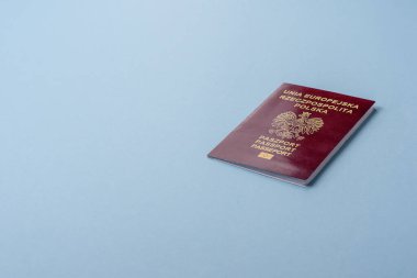 Mavi arka planda bir Polonya vatandaşının uluslararası pasaportu.