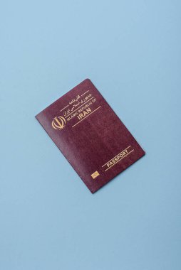 Mavi arka planda İran vatandaşının uluslararası pasaportu