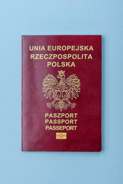 Mavi arka planda bir Polonya vatandaşının uluslararası pasaportu.