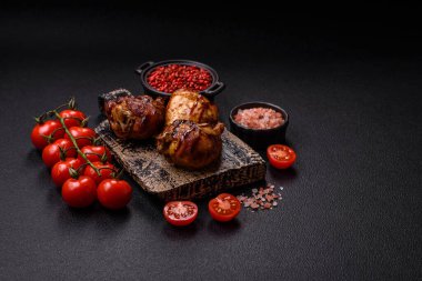 Lezzetli ızgara tavuk bacağı. Baharatlı ve otlu teriyaki soslu. Koyu beton arka planda.