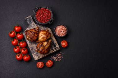 Lezzetli ızgara tavuk bacağı. Baharatlı ve otlu teriyaki soslu. Koyu beton arka planda.